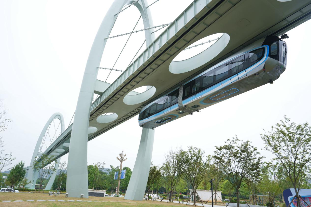 新一代智能悬挂式单轨列车
